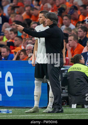 Amsterdam, Pays-Bas. 13 octobre 2018Netherlands-Germany , Football, Amsterdam, le 13 octobre 2018, la DFB headcoach Joachim Loew, Jogi LÖW, Julian DRAXLER, DFB 7 changement, substitution, Pays-Bas - Allemagne Football Ligue des Nations Unies, de la saison 2018/2019, Amsterdam, Pays-Bas, le 13 octobre 2018. © Peter Schatz / Alamy Live News Crédit : Peter Schatz/Alamy Live News Banque D'Images