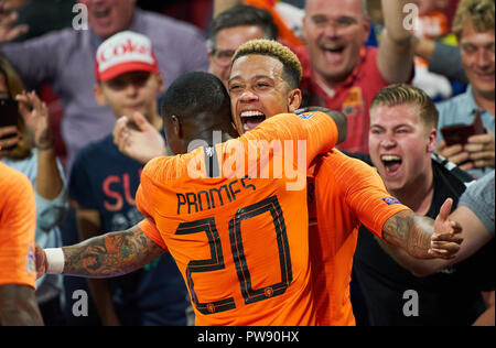 Amsterdam, Pays-Bas. 13 octobre 2018Netherlands-Germany , Football, Amsterdam, le 13 octobre 2018, NL 10 Memphis DEPAY célèbre son but avec Quincy PROMES 2-0, NL 20 Pays-Bas - Allemagne Football Ligue des Nations Unies, de la saison 2018/2019, Amsterdam, Pays-Bas, le 13 octobre 2018. © Peter Schatz / Alamy Live News Crédit : Peter Schatz/Alamy Live News Banque D'Images