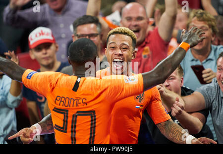 Amsterdam, Pays-Bas. 13 octobre 2018Netherlands-Germany , Football, Amsterdam, le 13 octobre 2018, NL 10 Memphis DEPAY célèbre son but avec Quincy PROMES 2-0, NL 20 Pays-Bas - Allemagne Football Ligue des Nations Unies, de la saison 2018/2019, Amsterdam, Pays-Bas, le 13 octobre 2018. © Peter Schatz / Alamy Live News Crédit : Peter Schatz/Alamy Live News Banque D'Images