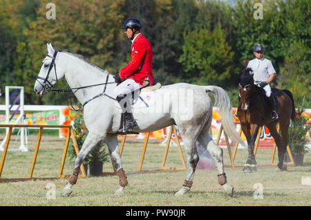 Hipodrom, Skopje, Macédoine, R. Octobre 13, 2018 13:00 CEST La Fédération des Sports Equestres de Macédoine organise le tournoi international "kopje' 2018 - COUPE MEMORIAL 'Dr. Josif Naumovski' à l'hippodrome. Six matches sont prévus, selon les normes internationales, en sautant les obstacles à une hauteur de 1 à 1,3 mètres. Credit : Dragan Ristovski/Alamy Live News Banque D'Images