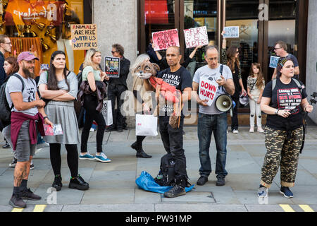 Londres, Royaume-Uni. 13 octobre, 2018. Militants contre le commerce des fourrures de protestation devant une succursale de Hackett dans Regent Street. Credit : Mark Kerrison/Alamy Live News Banque D'Images