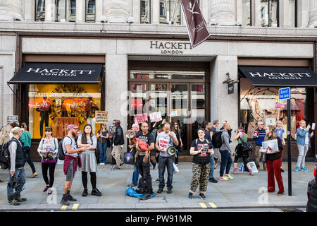 Londres, Royaume-Uni. 13 octobre, 2018. Militants contre le commerce des fourrures de protestation devant une succursale de Hackett dans Regent Street. Credit : Mark Kerrison/Alamy Live News Banque D'Images