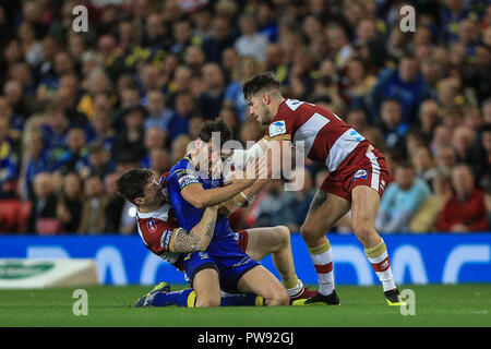 Manchester, UK. 13 OCTOBRE 2018 , Old Trafford, Manchester, Angleterre ; Betfred Super League Grand Final, Wigan Warriors v Warrington Wolves ; Stefan Ratchford de Warrington Wolves est abordé par Oliver Gildart de Wigan Warriors et John Bateman de Wigan Warriors Mark Cosgrove/News Images Nouvelles Images /Crédit : Alamy Live News Banque D'Images