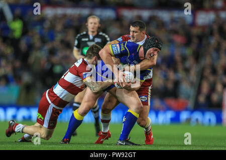 Manchester, UK. 13 OCTOBRE 2018 , Old Trafford, Manchester, Angleterre ; Betfred Super League Grand Final, Wigan Warriors v Warrington Wolves ; Chris Hill de Warrington Wolves est abordé par John Bateman de Wigan Warriors Mark Cosgrove/News Images Nouvelles Images /Crédit : Alamy Live News Banque D'Images