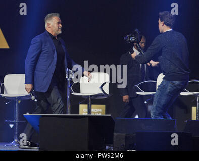 Kiev, Kiev, Ukraine. 13 Oct, 2018. L'acteur américain d'origine autrichienne et l'ancien gouverneur de Californie Arnold Schwarzenegger s'est vu lors d'une conférence d'affaires.Olerom un forum Le forum d'affaires annuel avec un message principal de la transformation de la technologie et d'opportunités d'affaires se sont réunis à partir de l'Ukraine, les pays de la CEI et l'Europe. Crédit : Pavlo Gonchar SOPA/Images/ZUMA/Alamy Fil Live News Banque D'Images