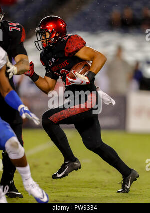 San Diego, Californie, USA. 12 octobre, 2018. San Diego State Aztecs Chase running back Jasmin (22) prend le transfert à SDCCU Stadium de San Diego, en Californie. Michael Cazares/Cal Sport Media/Alamy Live News Banque D'Images