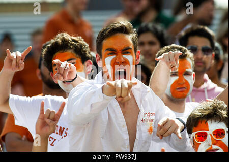 Austin, TX, USA. 13 Oct, 2018. Texas longhorns fans en action au cours de la NCAA Football match entre Baylor à Darrell K. Royal Texas Memorial Stadium à Austin, TX. Mario Cantu/CSM/Alamy Live News Banque D'Images