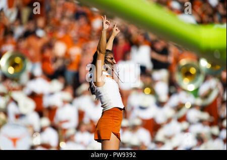 Austin, TX, USA. 13 Oct, 2018. Texas longhorns Cheerleaders en action au cours de la NCAA Football match entre Baylor à Darrell K. Royal Texas Memorial Stadium à Austin, TX. Mario Cantu/CSM/Alamy Live News Banque D'Images