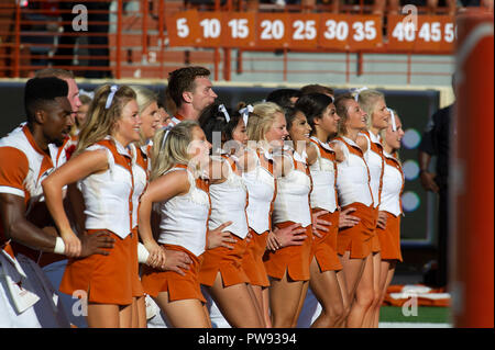 Austin, TX, USA. 13 Oct, 2018. Texas longhorns Cheerleaders en action au cours de la NCAA Football match entre Baylor à Darrell K. Royal Texas Memorial Stadium à Austin, TX. Mario Cantu/CSM/Alamy Live News Banque D'Images