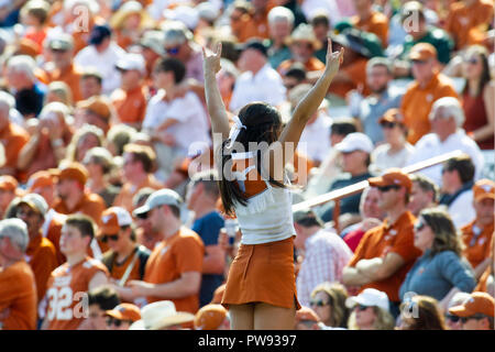 Austin, TX, USA. 13 Oct, 2018. Texas longhorns Cheerleaders en action au cours de la NCAA Football match entre Baylor à Darrell K. Royal Texas Memorial Stadium à Austin, TX. Mario Cantu/CSM/Alamy Live News Banque D'Images