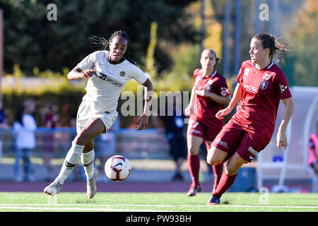 Metz. 13 Oct, 2018. Marie Antoinette Katoto (L) de Paris Saint-Germain rivalise avec Melissa Godart de Metz au cours de la 6e tour de la Ligue 1 française à Metz, France, le 13 octobre 2018. Paris Saint-Germain a gagné 3-1. Crédit : Chen Yichen/Xinhua/Alamy Live News Banque D'Images