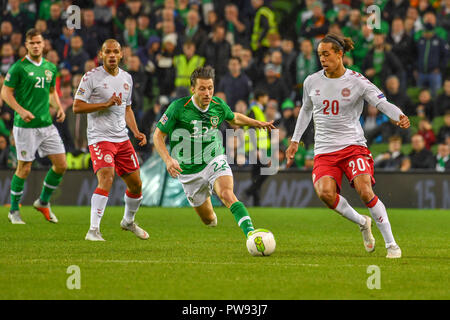 Harry Arter et Yussuf Poulsen en action au cours de la Rep de l'Irlande contre le Danemark LIGUE Nations match de championnat à l'Aviva Stadium. Score 0-0 Banque D'Images