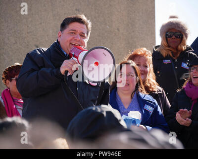 Chicago, Illinois, USA. 13 octobre 2018. Candidat au poste de gouverneur démocrate de l'Illinois J.B. Adresse Pritzker une foule de supporters avant le rallye de femmes d'aujourd'hui et mars. M. Pritzker cherche à déloger le Gouverneur Républicain Bruce Rauner. Credit : Todd Bannor/Alamy Live News Banque D'Images