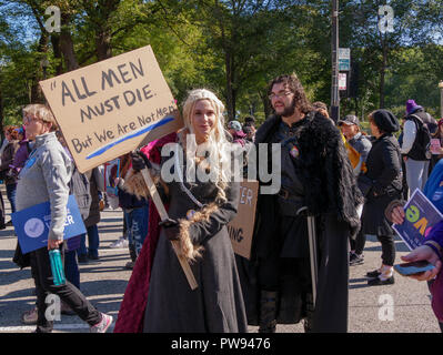 Chicago, Illinois, USA. 13 octobre 2018. Les manifestants en Daenerys Targaryen et John Snow à partir de l'émission de télévision 'Game of Thrones' au rallye de femmes d'aujourd'hui. Credit : Todd Bannor/Alamy Live News Banque D'Images