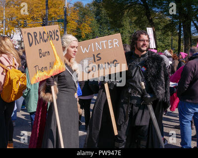 Chicago, Illinois, USA. 13 octobre 2018. Les manifestants en Daenerys Targaryen et John Snow à partir de l'émission de télévision 'Game of Thrones' au rallye de femmes d'aujourd'hui. Credit : Todd Bannor/Alamy Live News Banque D'Images