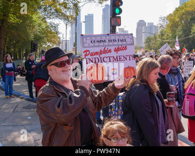 Chicago, Illinois, USA. 13 octobre 2018. Un manifestant est titulaire d'un signe encourageant "pumkin spice' inculpations au rallye de la femme d'aujourd'hui. Credit : Todd Bannor/Alamy Live News Banque D'Images