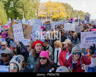 Chicago, Illinois, USA. 13 octobre 2018. Mars protestataires sur Jackson Boulevard au rallye de femmes d'aujourd'hui et mars. Credit : Todd Bannor/Alamy Live News Banque D'Images