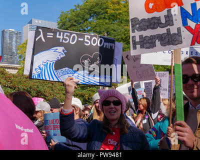 Chicago, Illinois, USA. 13 octobre 2018. Un manifestant au rallye de la femme d'aujourd'hui et mars est titulaire d'une base scientifique signe prédit une vague bleue dans les élections à mi-mandat, en novembre. La formule montre e d'onde de lumière bleue, 450-500 nanomètres. Credit : Todd Bannor/Alamy Live News Banque D'Images