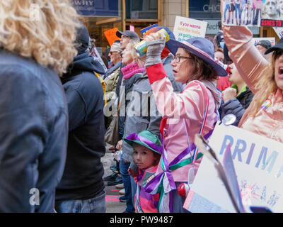 Chicago, Illinois, USA. 13 octobre 2018. Un manifestant habillé en femme d'aujourd'hui à des suffragettes's mars. Credit : Todd Bannor/Alamy Live News Banque D'Images