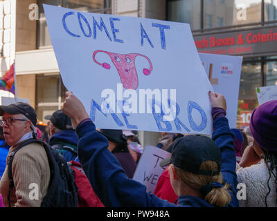 Chicago, Illinois, USA. 13 octobre 2018. Un manifestant est titulaire d'un signe avec un utérus lors de la marche des femmes. Credit : Todd Bannor/Alamy Live News Banque D'Images