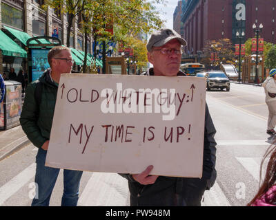 Chicago, Illinois, USA. 13 octobre 2018. Un homme manifestant lors de la marche des femmes. Credit : Todd Bannor/Alamy Live News Banque D'Images