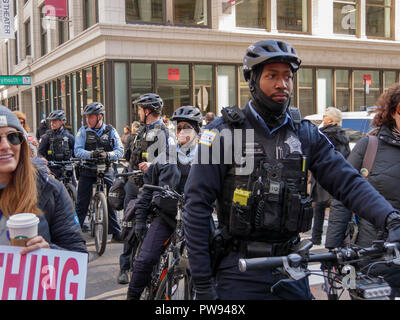 Chicago, Illinois, USA. 13 octobre 2018. Les agents de la police de Chicago Location de bloquer une rue transversale au cours de la marche des femmes d'aujourd'hui dans le centre-ville de Chicago. Credit : Todd Bannor/Alamy Live News Banque D'Images