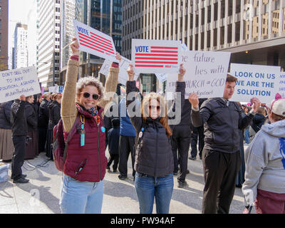 Chicago, Illinois, USA. 13 octobre 2018. Les membres de l'American Civil Liberties Union tenir signe encourageant les gens à voter lors de la marche des femmes dans le centre-ville de Chicago.. Un groupe d'église derrière ces femmes a encouragé les gens à ne pas voter. Credit : Todd Bannor/Alamy Live News Banque D'Images