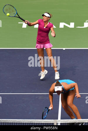 Tianjin, Chine. 14Th Oct, 2018. Kveta Peschke (haut) de la République tchèque/Nicole Melichar de la concurrence des États-Unis au cours de la finale du double dames contre Monique Adamczak/Jessica Moore de l'Australie à la WTA Open de tennis de Tianjin de Tianjin, Chine du nord, le 14 octobre 2018. Kveta Peschke/Nicole Melichar a gagné 2-0. Crédit : Li Ran/Xinhua/Alamy Live News Banque D'Images