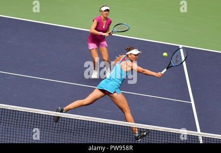 Tianjin, Chine. 14Th Oct, 2018. Nicole Melichar (avant) de l'United States/Kveta Peschke de la République tchèque en compétition lors de la finale du double dames contre Monique Adamczak/Jessica Moore de l'Australie à la WTA Open de tennis de Tianjin de Tianjin, Chine du nord, le 14 octobre 2018. Nicole Melichar/Kveta Peschke a gagné 2-0. Crédit : Li Ran/Xinhua/Alamy Live News Banque D'Images