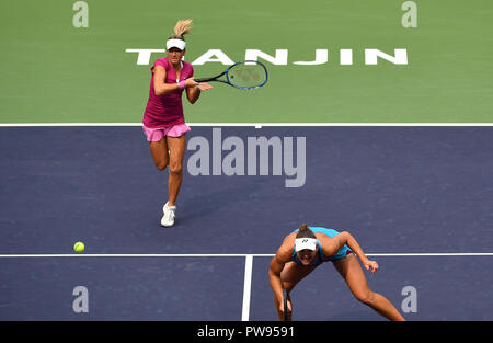 Tianjin, Chine. 14Th Oct, 2018. Kveta Peschke (haut) de la République tchèque et Nicole Melichar de la concurrence des États-Unis au cours de la finale du double dames contre Monique Adamczak/Jessica Moore de l'Australie à la WTA Open de tennis de Tianjin de Tianjin, Chine du nord, le 14 octobre 2018. Kveta Peschke/Nicole Melichar a gagné 2-0. Crédit : Li Ran/Xinhua/Alamy Live News Banque D'Images