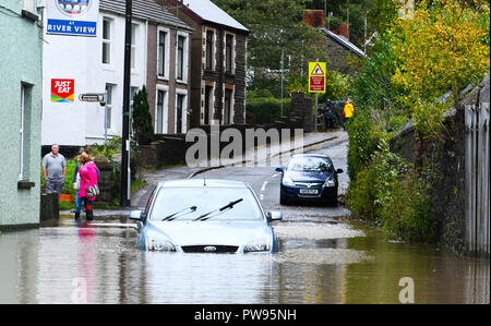 Samedi 13 octobre 2018. Tonna, South Wales, UK. Les inondations effectuée les villages d'Aberdulais et Tonna dans la Neath Valley après la tempête Callum a de fortes pluies et au vent pour la zone d'Neath River pour atteindre le point de rupture. Une voiture s'est échoué dans le village de Tonna après avoir essayé d'obtenir à travers l'eau d'inondation. Robert Melen/ Alamy Live News Banque D'Images