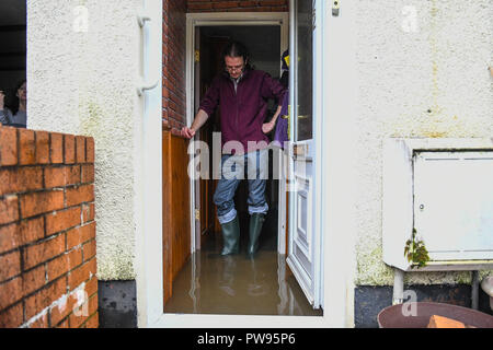 Samedi 13 octobre 2018. Tonna, South Wales, UK. Les inondations effectuée les villages d'Aberdulais et Tonna dans la Neath Valley après la tempête Callum a de fortes pluies et au vent pour la zone d'Neath River pour atteindre le point de rupture. Luc Springthorpe est photographié à sa maison inondée, Côté Canal, Tonna, Neath. Robert Melen/Alamy Live News. Banque D'Images