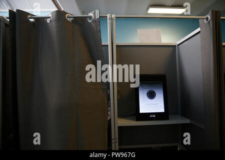 Bruxelles, Belgique. 14 octobre 2018. L'électeur vote à l'élection municipale à un bureau de scrutin à Bruxelles, Belgique en octobre 14, 2018 Credit : ALEXANDROS MICHAILIDIS/Alamy Live News Banque D'Images