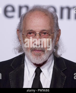 Lyon, France. 14Th Oct, 2018. Jerry Schatzberg directeur pose pour les photographes à la cérémonie d'ouverture de la 10e édition du Festival Lumière, qui s'est tenue à la salle Tony Garnier à Lyon, France. Le Festival Lumière est un festival de cinéma qui a lieu chaque octobre à Lyon. Le festival est ainsi nommé en l'honneur de la LumiÃ¨re frères, qui a inventé la photographie à Lyon en 1895. Le festival se concentre sur l'histoire du cinéma avec un line-up dédié aux œuvres du passé grâce à des tirages restaurés, des rétrospectives et des hommages. Credit : James Colburn/ZUMA/Alamy Fil Live News Banque D'Images