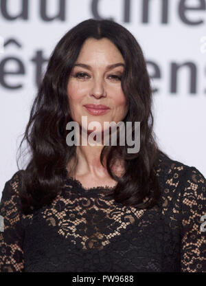 Lyon, France. 14Th Oct, 2018. Monica Bellucci pose pour les photographes à la cérémonie d'ouverture de la 10e édition du Festival Lumière, qui s'est tenue à la salle Tony Garnier à Lyon, France. Le Festival Lumière est un festival de cinéma qui a lieu chaque octobre à Lyon. Le festival est ainsi nommé en l'honneur de la LumiÃ¨re frères, qui a inventé la photographie à Lyon en 1895. Le festival se concentre sur l'histoire du cinéma avec un line-up dédié aux œuvres du passé grâce à des tirages restaurés, des rétrospectives et des hommages. Credit : James Colburn/ZUMA/Alamy Fil Live News Banque D'Images