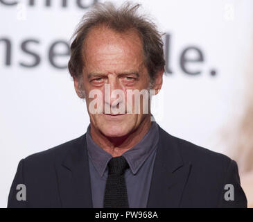 Lyon, France. 14Th Oct, 2018. Vincent Lindon pose pour les photographes à la cérémonie d'ouverture de la 10e édition du Festival Lumière, qui s'est tenue à la salle Tony Garnier à Lyon, France. Le Festival Lumière est un festival de cinéma qui a lieu chaque octobre à Lyon. Le festival est ainsi nommé en l'honneur de la LumiÃ¨re frères, qui a inventé la photographie à Lyon en 1895. Le festival se concentre sur l'histoire du cinéma avec un line-up dédié aux œuvres du passé grâce à des tirages restaurés, des rétrospectives et des hommages. Credit : James Colburn/ZUMA/Alamy Fil Live News Banque D'Images