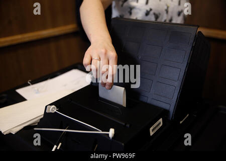 Bruxelles, Belgique. 14 octobre 2018. L'électeur vote à l'élection municipale à un bureau de scrutin à Bruxelles, Belgique en octobre 14, 2018. Alexandros Michailidis/Alamy Live News Crédit : ALEXANDROS MICHAILIDIS/Alamy Live News Banque D'Images