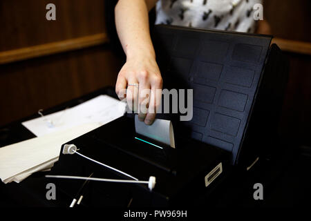 Bruxelles, Belgique. 14 octobre 2018. L'électeur vote à l'élection municipale à un bureau de scrutin à Bruxelles, Belgique en octobre 14, 2018. Alexandros Michailidis/Alamy Live News Crédit : ALEXANDROS MICHAILIDIS/Alamy Live News Banque D'Images