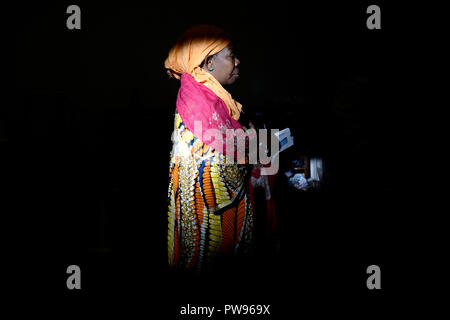 Bruxelles, Belgique. 14 octobre 2018. L'arrivée des électeurs de voter à l'élection municipale à un bureau de scrutin à Bruxelles, Belgique en octobre 14, 2018. Alexandros Michailidis/Alamy Live News Crédit : ALEXANDROS MICHAILIDIS/Alamy Live News Banque D'Images