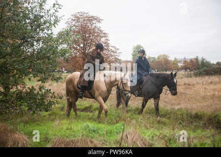 London UK. 14 octobre 2018. Les cavaliers sur Wimbledon Common sur un sombre jour d'automne : Crédit amer ghazzal/Alamy Live News Banque D'Images