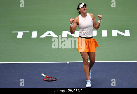 Tianjin, Chine. 14Th Oct, 2018. Caroline Garcia de France célèbre après le match de finale dames contre Karolina Pliskova de la République tchèque à l'Open de tennis WTA Tianjin de Tianjin, Chine du nord, le 14 octobre 2018. Garcia a gagné 2-0 à revendiquer le titre. Crédit : Li Ran/Xinhua/Alamy Live News Banque D'Images