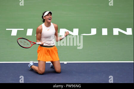 Tianjin, Chine. 14Th Oct, 2018. Caroline Garcia de France célèbre après le match de finale dames contre Karolina Pliskova de la République tchèque à l'Open de tennis WTA Tianjin de Tianjin, Chine du nord, le 14 octobre 2018. Garcia a gagné 2-0 à revendiquer le titre. Crédit : Li Ran/Xinhua/Alamy Live News Banque D'Images