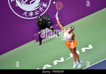 Tianjin, Chine. 14Th Oct, 2018. Caroline Garcia de la France sert pendant les dames en match final contre Karolina Pliskova de la République tchèque à l'Open de tennis WTA Tianjin de Tianjin, Chine du nord, le 14 octobre 2018. Garcia a gagné 2-0 à revendiquer le titre. Crédit : Li Ran/Xinhua/Alamy Live News Banque D'Images