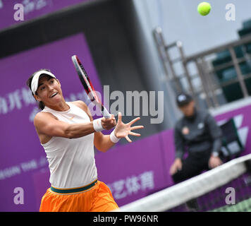 Tianjin, Chine. 14Th Oct, 2018. Caroline Garcia de France hits un retour au cours de la féministe des célibataires match final contre Karolina Pliskova de la République tchèque à l'Open de tennis WTA Tianjin de Tianjin, Chine du nord, le 14 octobre 2018. Garcia a gagné 2-0 à revendiquer le titre. Crédit : Li Ran/Xinhua/Alamy Live News Banque D'Images