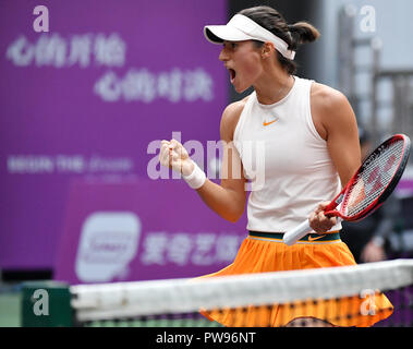 Tianjin, Chine. 14Th Oct, 2018. Caroline Garcia de France célèbre pendant féminin match final contre Karolina Pliskova de la République tchèque à l'Open de tennis WTA Tianjin de Tianjin, Chine du nord, le 14 octobre 2018. Garcia a gagné 2-0 à revendiquer le titre. Crédit : Li Ran/Xinhua/Alamy Live News Banque D'Images