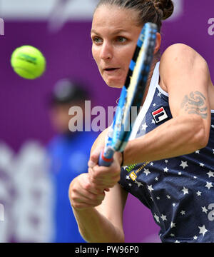 Tianjin, Chine. 14Th Oct, 2018. Karolina Pliskova de la République tchèque hits un retour pendant les dames en finale contre Caroline Garcia de la France à l'Open de tennis WTA Tianjin de Tianjin, Chine du nord, le 14 octobre 2018. Garcia a gagné 2-0 à revendiquer le titre. Crédit : Li Ran/Xinhua/Alamy Live News Banque D'Images