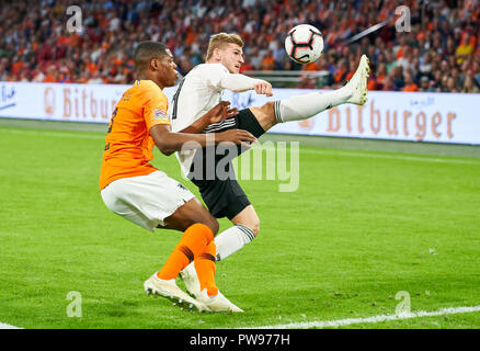 Amsterdam, Pays-Bas. 13 octobre 2018 Timo WERNER, DFB 9 concurrence pour la balle, s'attaquer, duel, un en-tête contre Denzel Dumfries, NL 2 Pays-Bas - Allemagne 3-0 Nations du Football League, de la saison 2018/2019, Amsterdam, Pays-Bas, le 13 octobre 2018. © Peter Schatz / Alamy Live News Banque D'Images