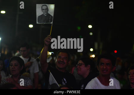 San Salvador, El Salvador, 14 octobre 2018, le Pape François a déclaré Oscar Arnulfo Romero un saint, des milliers célébré à la cathédrale de San Salvador. Credit : Crédit : Freedman Camilo Camilo Freedman/Alamy Live News Banque D'Images