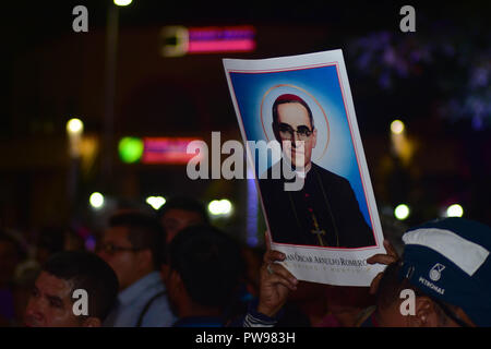 San Salvador, El Salvador, 14 octobre 2018, le Pape François a déclaré Oscar Arnulfo Romero un saint, des milliers célébré à la cathédrale de San Salvador. Credit : Crédit : Freedman Camilo Camilo Freedman/Alamy Live News Banque D'Images