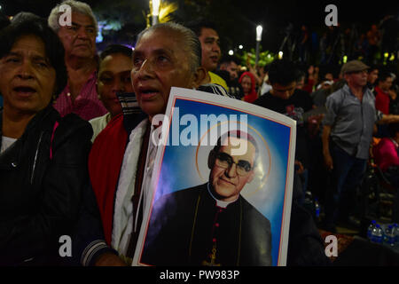 San Salvador, El Salvador, 14 octobre 2018, le Pape François a déclaré Oscar Arnulfo Romero un saint, des milliers célébré à la cathédrale de San Salvador. Credit : Crédit : Freedman Camilo Camilo Freedman/Alamy Live News Banque D'Images